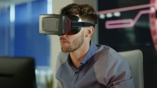 Empresario Jugador Con Visor Realidad Virtual Escritorio Con Gráfico Animado — Vídeos de Stock