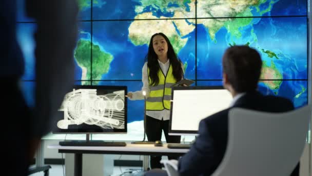 Equipo Ingeniería Discusión Mirando Gráfico Grande Del Mapa Del Mundo — Vídeos de Stock