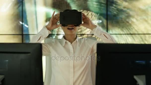 Бізнес Леді Перегляді Віртуальної Реальності Столі Анімованою Графікою Тунелю Даних — стокове відео