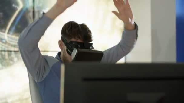 Engenheiro Excitado Programador Computador Vestindo Visualizador Realidade Virtual Sua Mesa — Vídeo de Stock