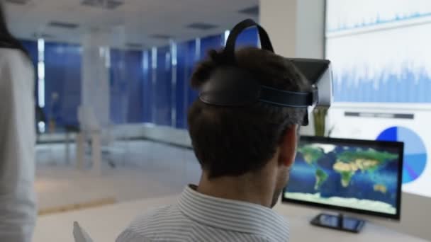 Zakenman Interactie Met Een Headset Futuristische Kantoor Computer Schermen Weergegeven — Stockvideo