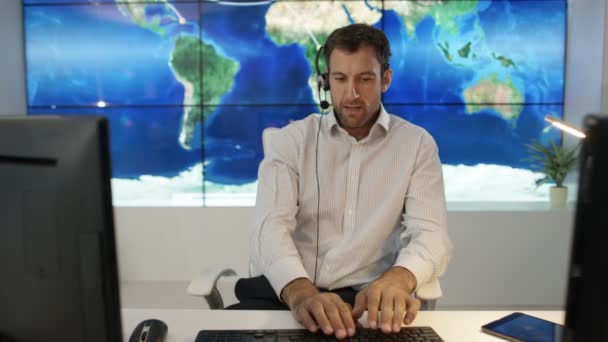 Businessman Having Conversation Headset Large World Map Graphic Video Wall — Stock Video