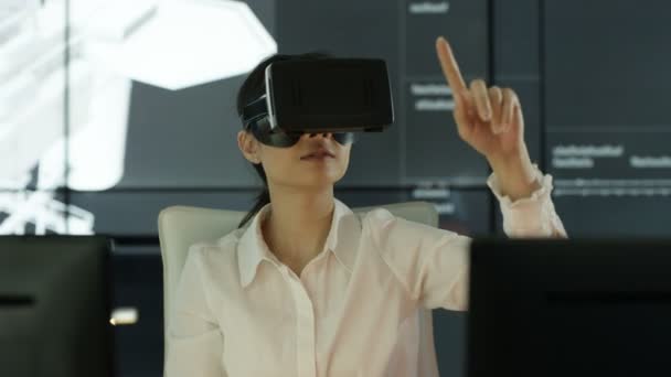 Engenheiro Vestindo Visualizador Realidade Virtual Sua Mesa Com Gráfico Animado — Vídeo de Stock