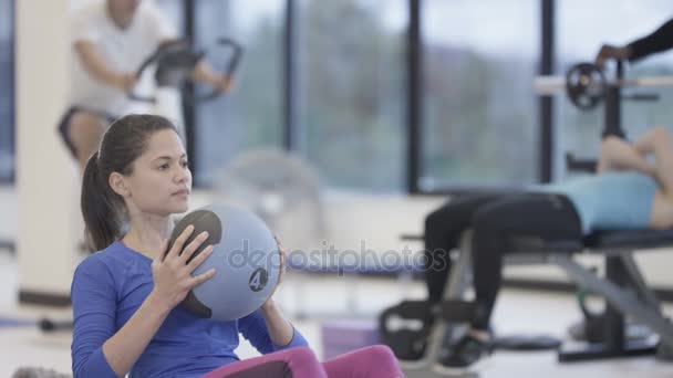 Atractiva Mujer Sana Haciendo Ejercicio Con Balón Medicina Gimnasio — Vídeo de stock