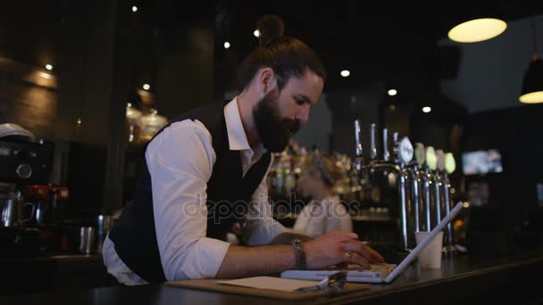 Bartstaff Going Accounts Trendy City Bar — Vídeo de stock