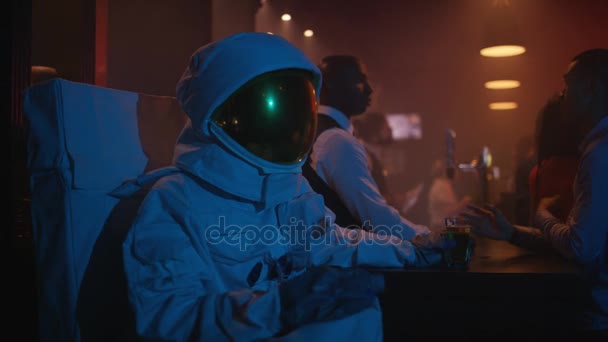 Funny Astronaut Relaxing Nightclub Drinking Beer Bar — Stock Video
