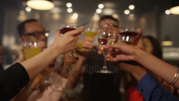 Joyeux Public Jeune Fête Lever Leurs Verres Pour Toast Célébration — Video