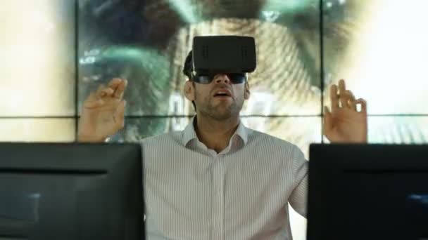 Бизнесмен Виртуальной Реальности Рабочем Столе Анимированной Графикой Туннеля Данных Фоновом — стоковое видео