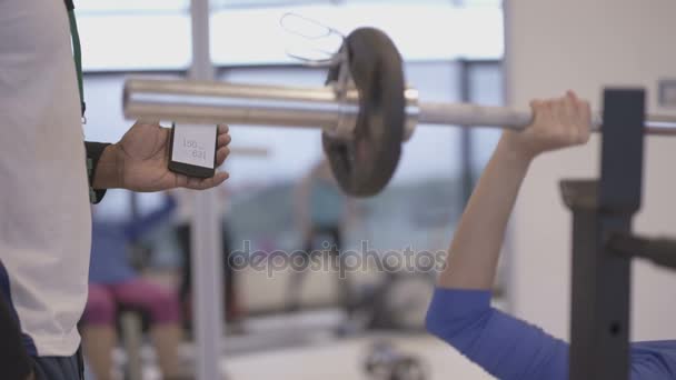 Entrenador Fitness Usando Aplicación Smartphone Para Entrenar Con Cliente Gimnasio — Vídeos de Stock