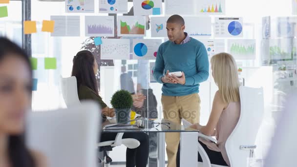 Equipe Negócios Uma Reunião Brainstorming Discutindo Dados Financeiros — Vídeo de Stock