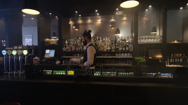 Cocktail Barman Jonglera Flaska Och Ställa Upp Bar För Öppettider — Stockvideo