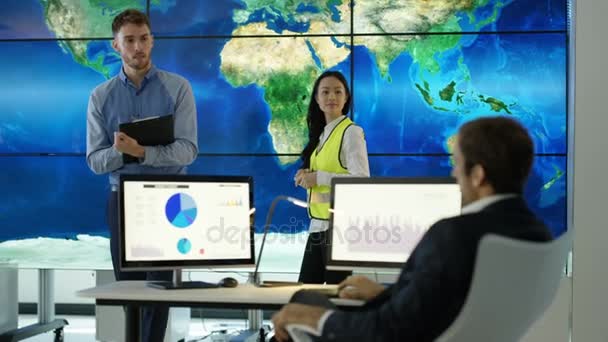 Business Team Talking Control Room Large World Map Graphic Video — Stock Video