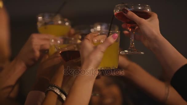 快乐的青年党的人群举起他们的眼镜敬酒 庆祝在城市酒吧 — 图库视频影像