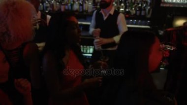 Bar çalışan personel ve genç parti kalabalık gece kulübünde dans.