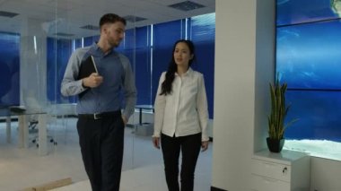 4k işadamı, fütüristik office sanal gerçeklik kulaklık ile etkileşim gösteren finansal bilgi ve Dünya Haritası bilgisayar ekranları