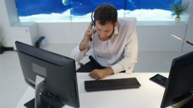 4k konuşmayı kulaklýklý mikrofon setini en büyük dünya harita grafik üzerinden video duvara işadamı