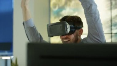 arka planda bir veri tünel animasyonlu grafik ile onun masasında bir sanal gerçeklik Görüntüleyici giyen 4 k heyecanlı mühendis veya bilgisayar programcısı