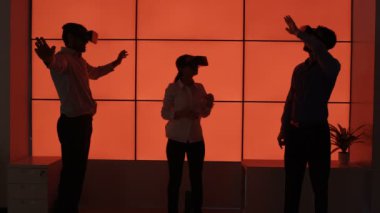 4 k iş takım içinde trying dışarı sanal reality izleyiciler kırmızı zemin üzerine siluet