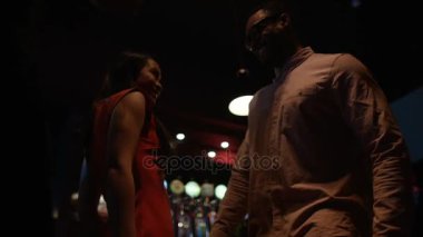 Genç çift gece kulübünde dans edip flört ediyor..