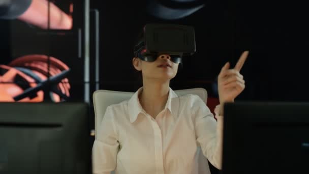 Businesswoman Iført Virtual Reality Viewer Ved Hendes Skrivebord Med Animeret – Stock-video