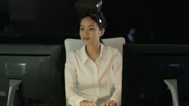 兴奋的工程师或计算机程序员穿着虚拟现实查看器在她的办公桌上动画图形背景 — 图库视频影像