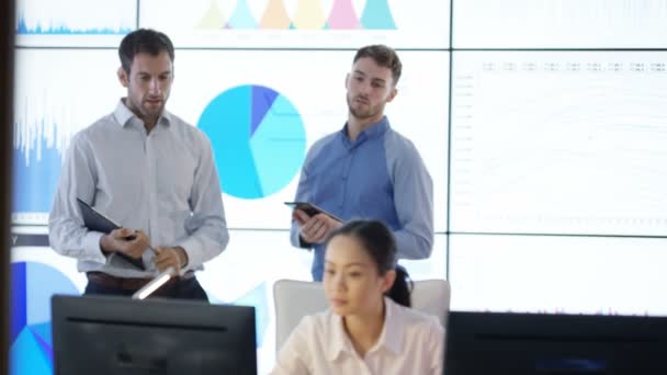 Equipo Negocios Discusión Mirando Datos Financieros Computadora Video Wall — Vídeos de Stock