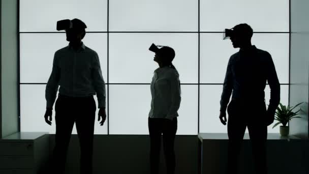 Equipo Negocios Silueta Probando Espectadores Realidad Virtual Sobre Fondo Blanco — Vídeos de Stock