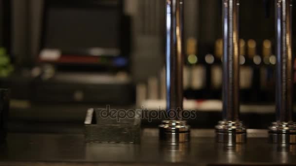 Panning Shot Bebidas Coquetel Outros Suprimentos Parte Superior Bar — Vídeo de Stock