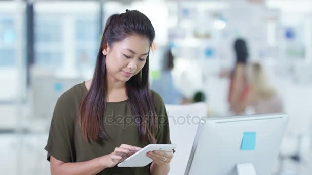 Retrato Sorridente Empresária Trabalhando Computador Sua Mesa — Vídeo de Stock