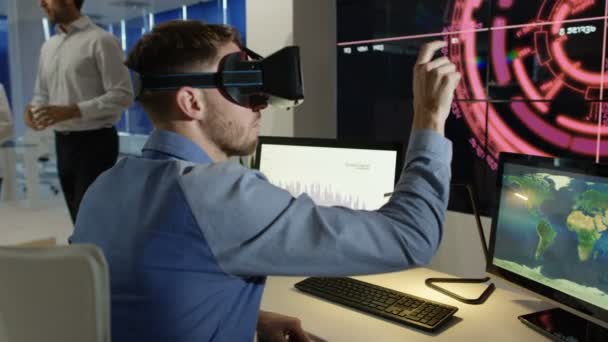 Homme Affaires Interagissant Avec Casque Réalité Virtuelle Dans Bureau Futuriste — Video