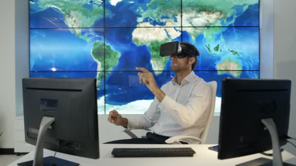 Businessman Gamer Wearing Virtual Reality Viewer His Desk World Map — Stock Video