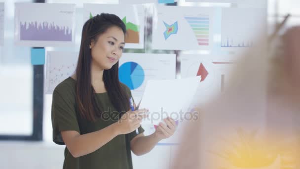 Предпринимательница Смотрит Бумаги Перед Экраном Диаграммами Графиками — стоковое видео