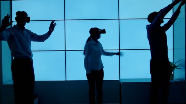 Equipo Negocios Silueta Probando Espectadores Realidad Virtual Sobre Fondo Azul — Vídeos de Stock