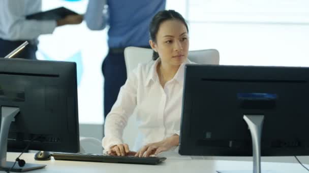 Empresaria Trabajando Computadora Escritorio Con Colegas Mirando Video Wall Segundo — Vídeo de stock