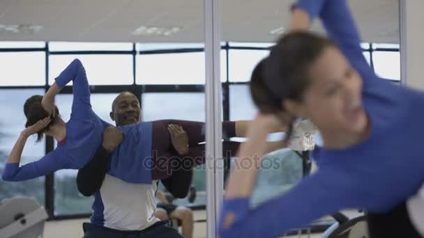 Gelukkige Paar Trainen Sportschool Graag Man Opheffing Van Zijn Partner — Stockvideo