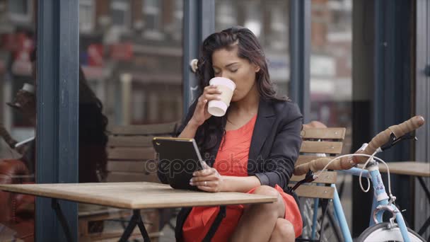 Femmes Assises Seules Devant Café Avec Tablette Café — Video