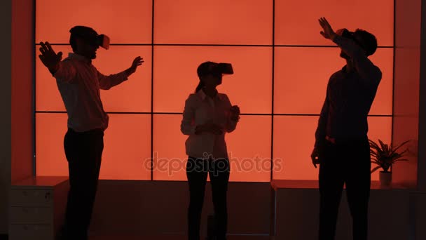 Бізнес Команда Силуеті Випробовує Глядачів Віртуальної Реальності Червоному Тлі — стокове відео