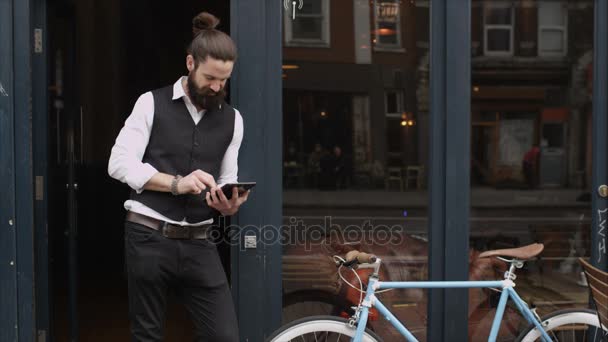 Lächelnder Bar Oder Cafébesitzer Mit Digitalem Tablet — Stockvideo