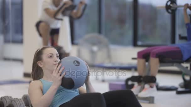 Attraktive Gesunde Frau Trainiert Mit Medizinball Fitnessstudio — Stockvideo