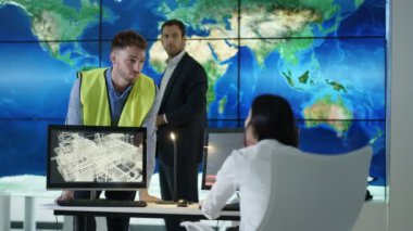 4 k mühendislik takım seyir büyük dünya harita grafik video duvar, boru hatları ve mimari yapısı bilgisayar ekranlarında 3 boyutlu görüntüleri tartışma