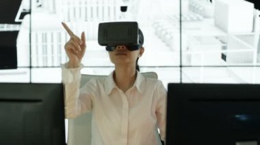 4k giyen sanal gerçeklik Görüntüleyici arka planda mimari yapısının animasyonlu grafik ile onun masasında mühendisi