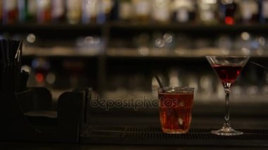 Kadeh içki, kokteyl shaker kaydırma ve ve diğer malzemeleri üst bar.