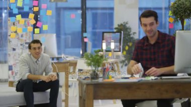 Dalga geçmeyi ve atma 4 k genç tasarımcıları yaratıcı office gazetelere kadar haddelenmiş