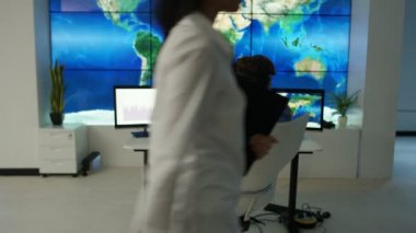 4k işadamı, fütüristik office sanal gerçeklik kulaklık ile etkileşim gösteren finansal bilgi ve Dünya Haritası bilgisayar ekranları