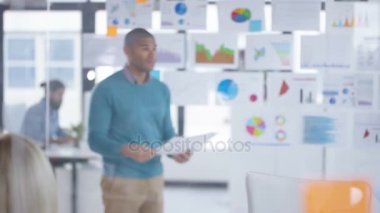 4 k iş adamı ve kağıtları arıyorsunuz ve beyin fırtınası fikirlerini için bir toplantı kadında