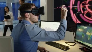 4k işadamı, fütüristik office sanal gerçeklik kulaklık ile etkileşim gösteren finansal bilgi ve animasyonlu grafik bilgisayar ekranları
