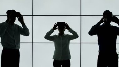 4 k iş takım siluet sanal reality izleyiciler beyaz arka plan üzerinde çalışıyor