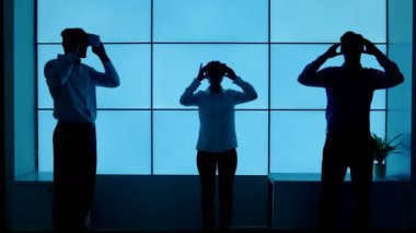 4 k iş takım içinde trying dışarı sanal reality izleyiciler mavi zemin üzerine siluet