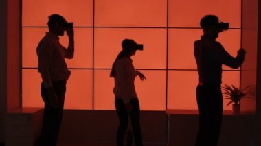4 k iş takım içinde trying dışarı sanal reality izleyiciler kırmızı zemin üzerine siluet