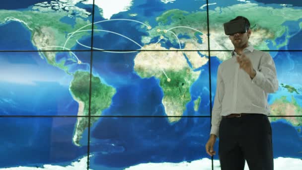 Empresário Interagindo Com Fone Ouvido Realidade Virtual Frente Gráficos Mapas — Vídeo de Stock